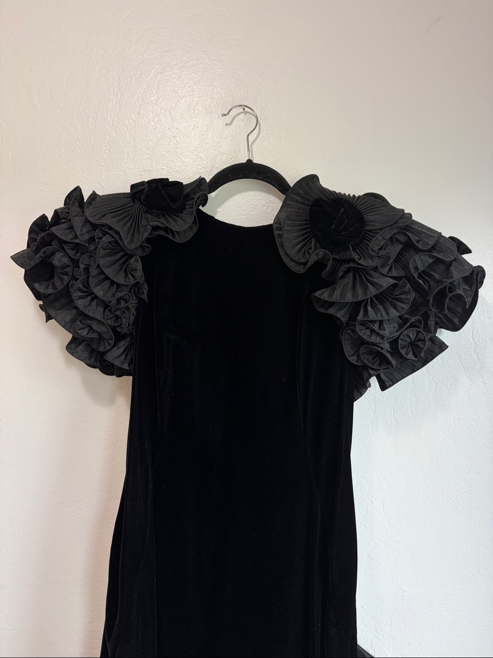 Velvet column dress dramatic shoulders morticia Adam’s gothic dramatic 1980s - Picture 2 of 10